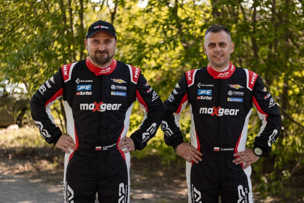 Byśkiniewicz i Siatkowski, TVN Turbo Rally Team, zdjęcie w lesie