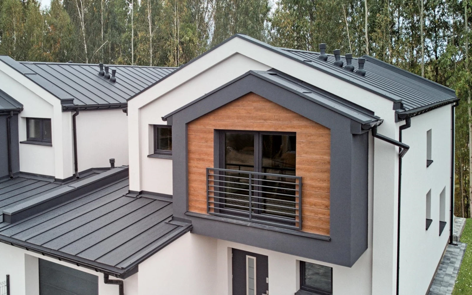 Panele dachowe na rąbek, PD-510, dom wielorodzinny, grafitowy dach, Blachy Pruszyński