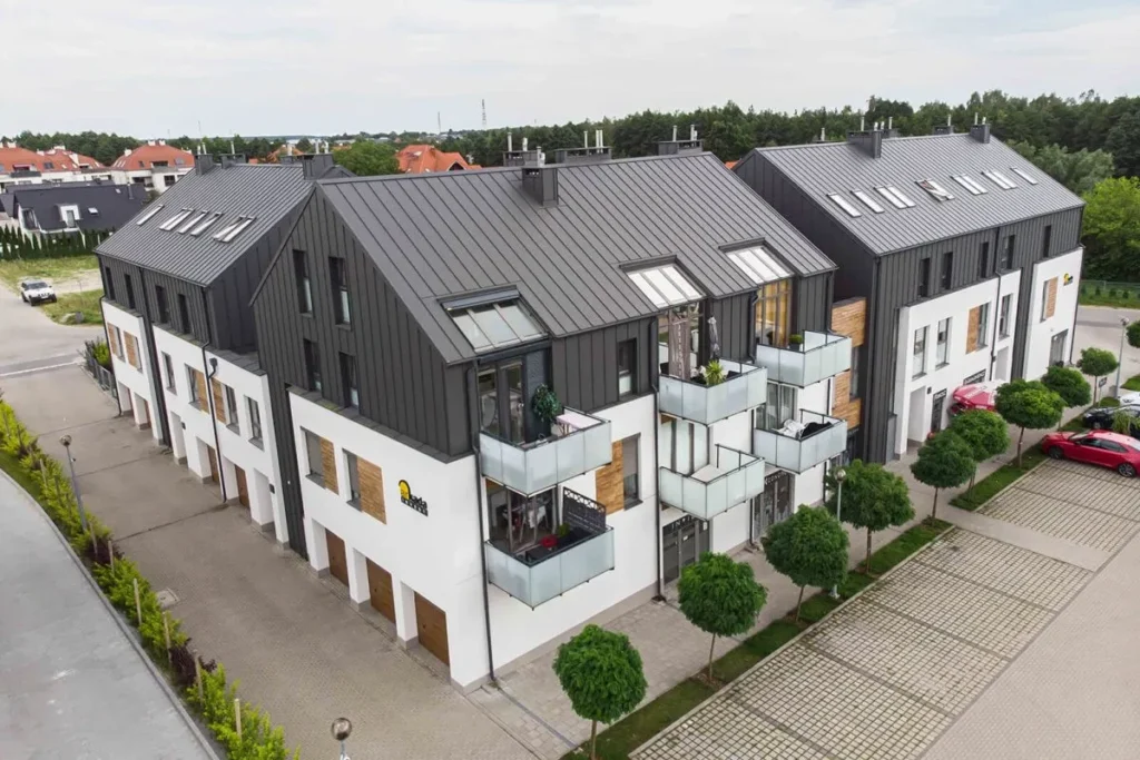 Obróbki, rynny i inne akcesoria pasujące do dachu z blachy na rąbek stojący