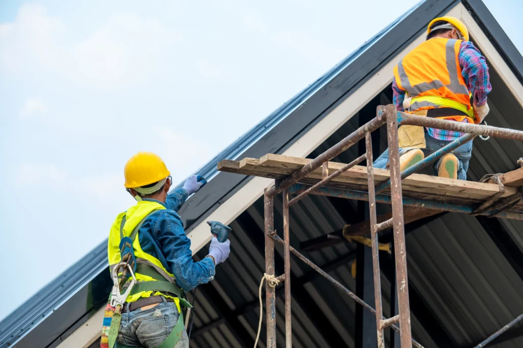 Montaż pokrycia dachowego